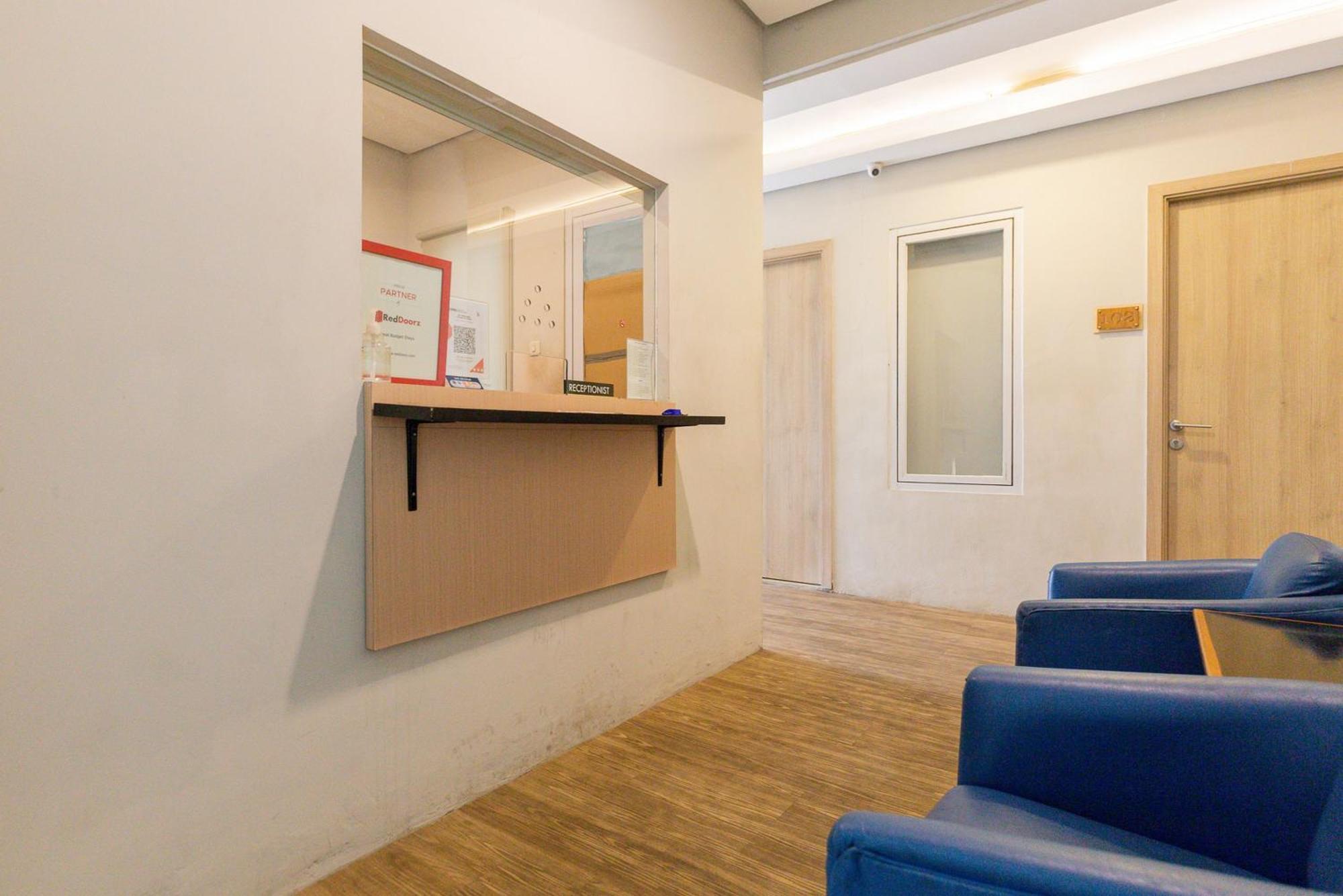 RedDoorz Plus Syariah near Mall Pondok Indah Jakarta Bagian luar foto