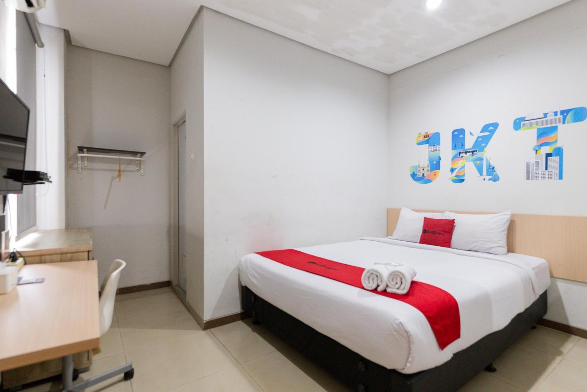 RedDoorz Plus Syariah near Mall Pondok Indah Jakarta Bagian luar foto