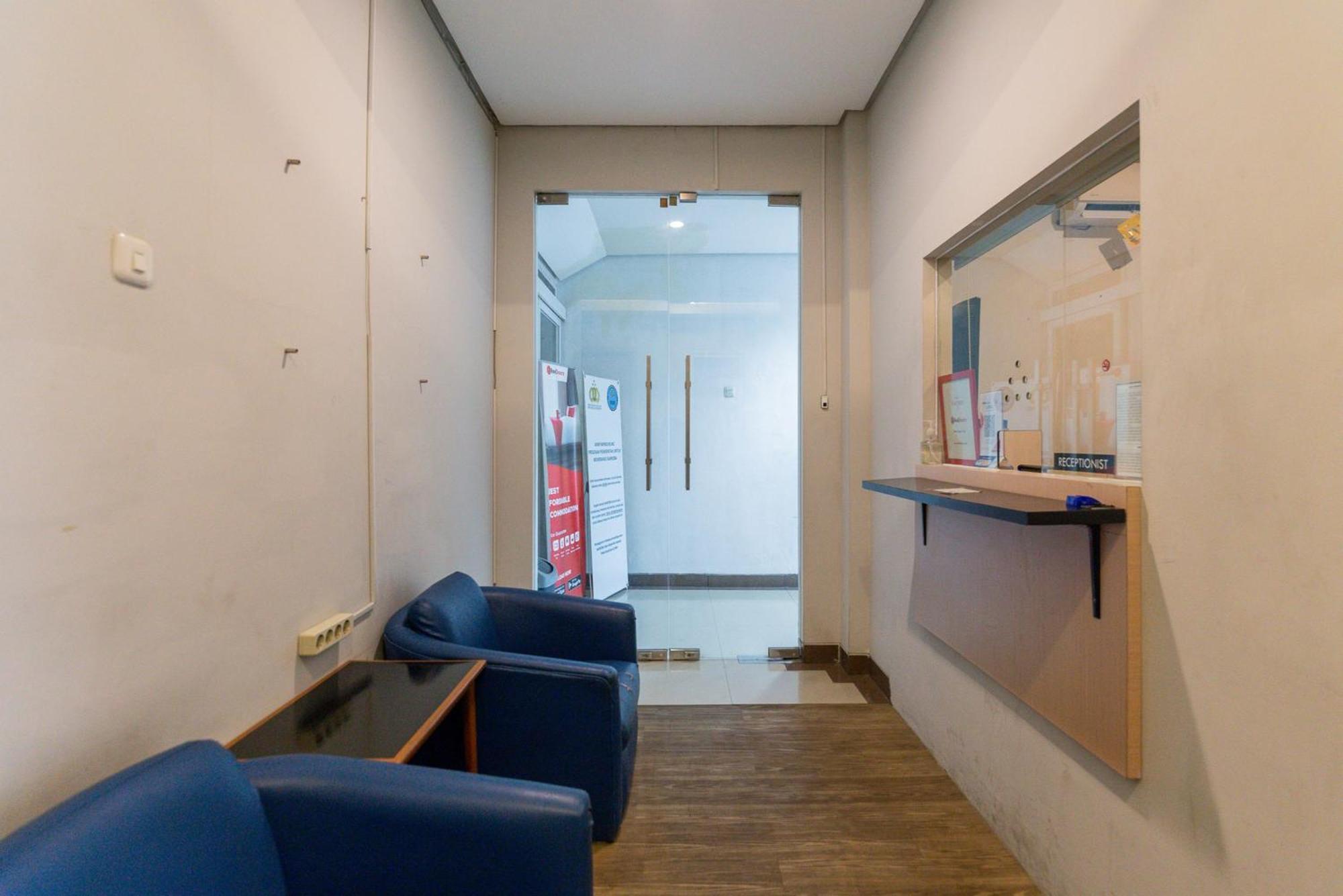 RedDoorz Plus Syariah near Mall Pondok Indah Jakarta Bagian luar foto
