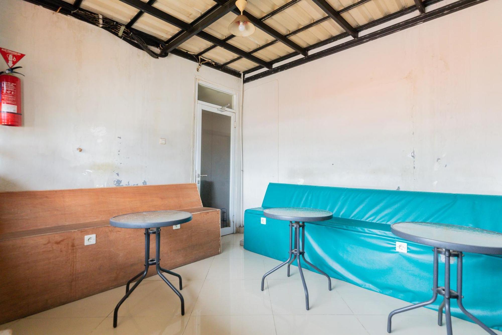 RedDoorz Plus Syariah near Mall Pondok Indah Jakarta Bagian luar foto