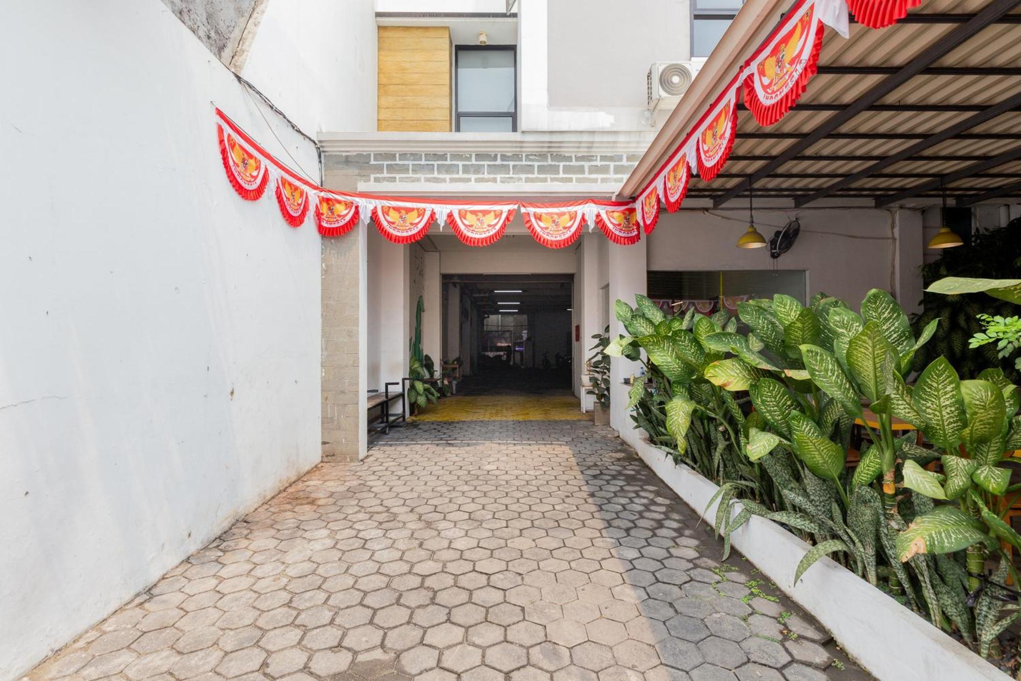 RedDoorz Plus Syariah near Mall Pondok Indah Jakarta Bagian luar foto