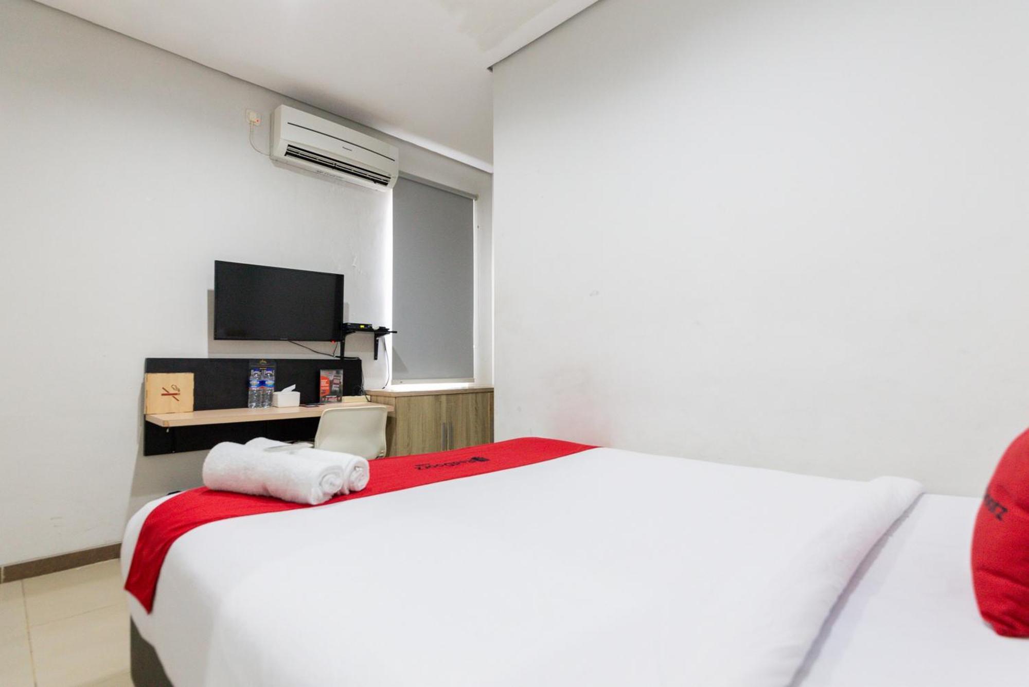 RedDoorz Plus Syariah near Mall Pondok Indah Jakarta Bagian luar foto