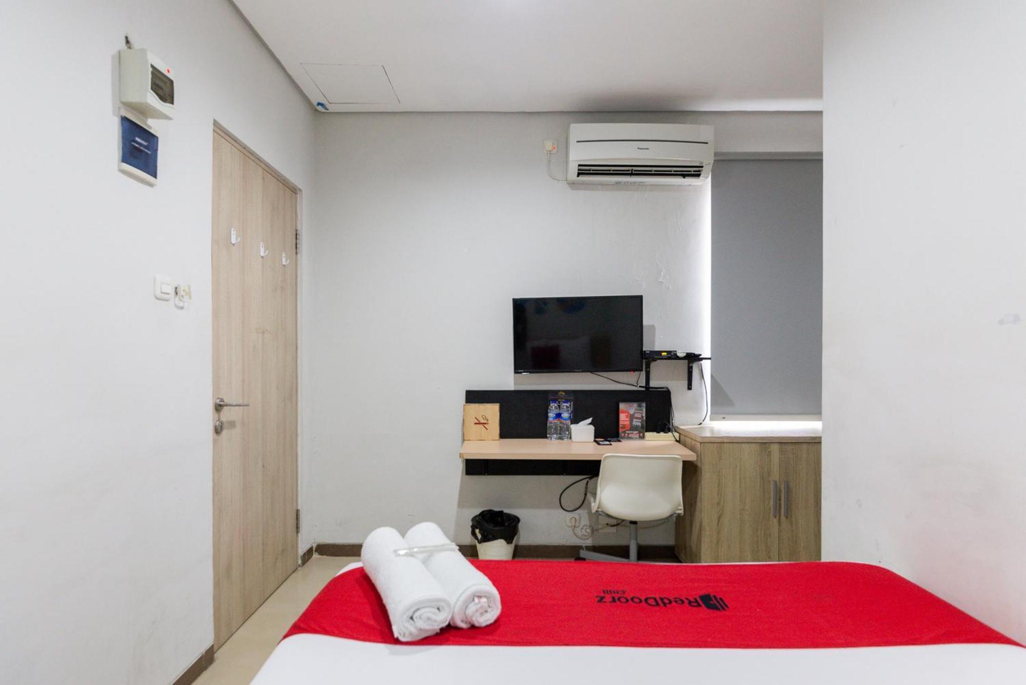 RedDoorz Plus Syariah near Mall Pondok Indah Jakarta Bagian luar foto