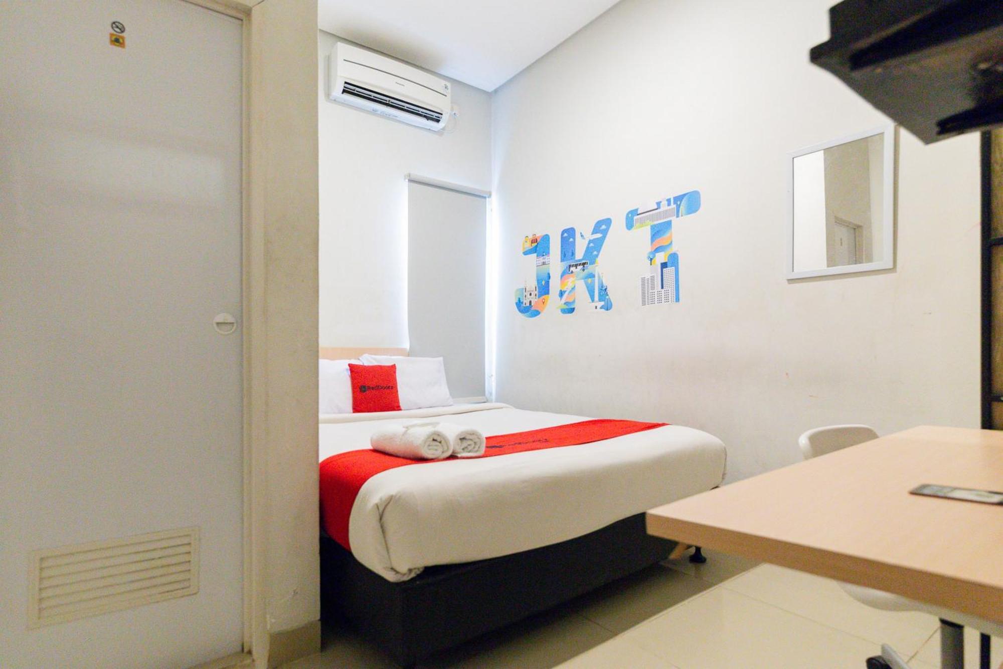 RedDoorz Plus Syariah near Mall Pondok Indah Jakarta Bagian luar foto
