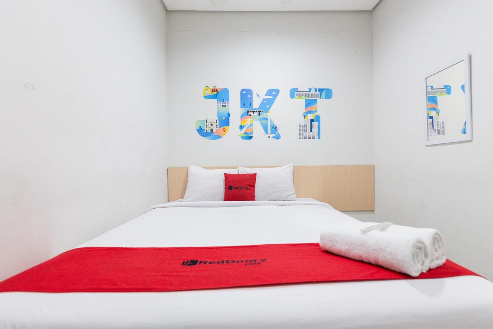 RedDoorz Plus Syariah near Mall Pondok Indah Jakarta Bagian luar foto