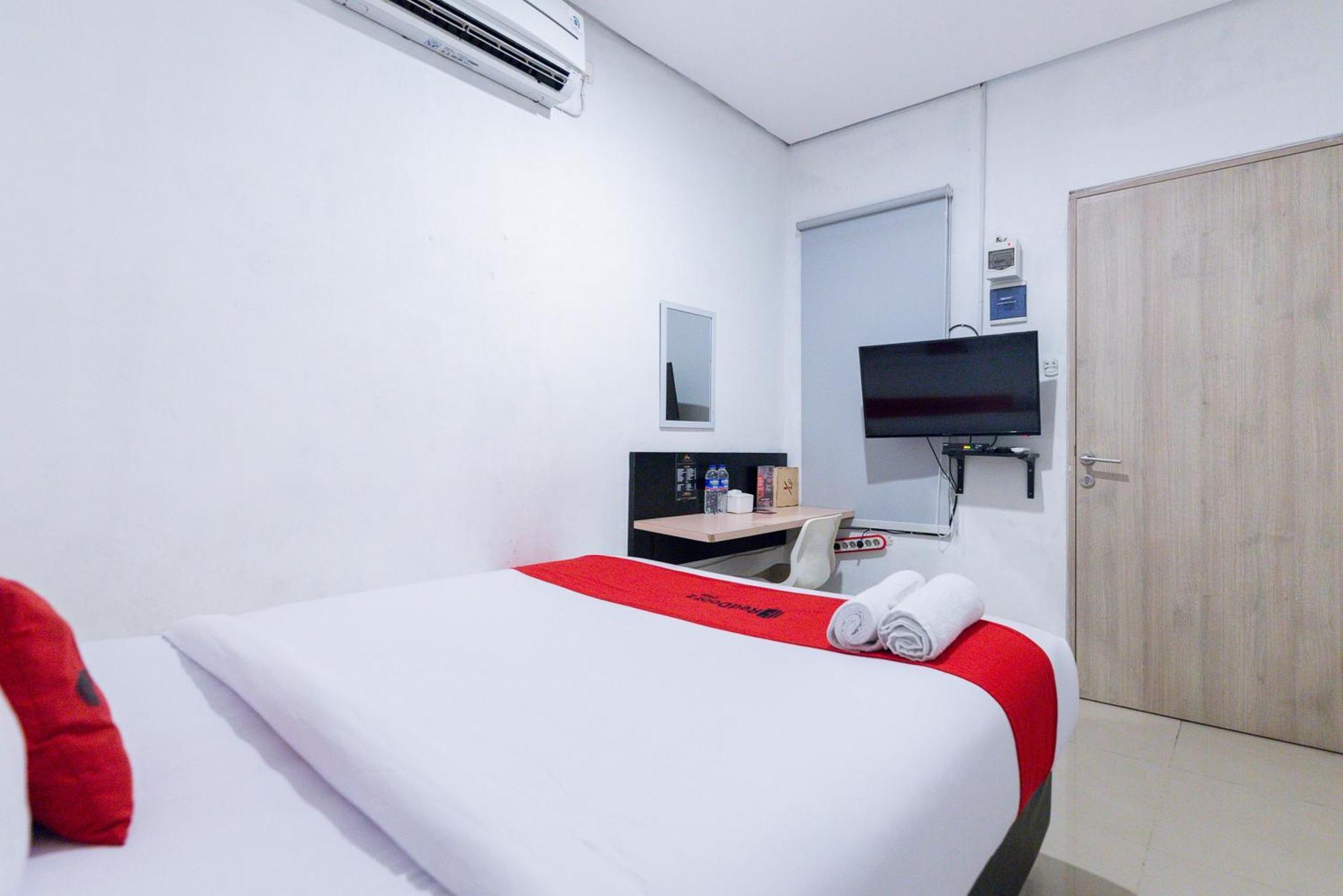 RedDoorz Plus Syariah near Mall Pondok Indah Jakarta Bagian luar foto