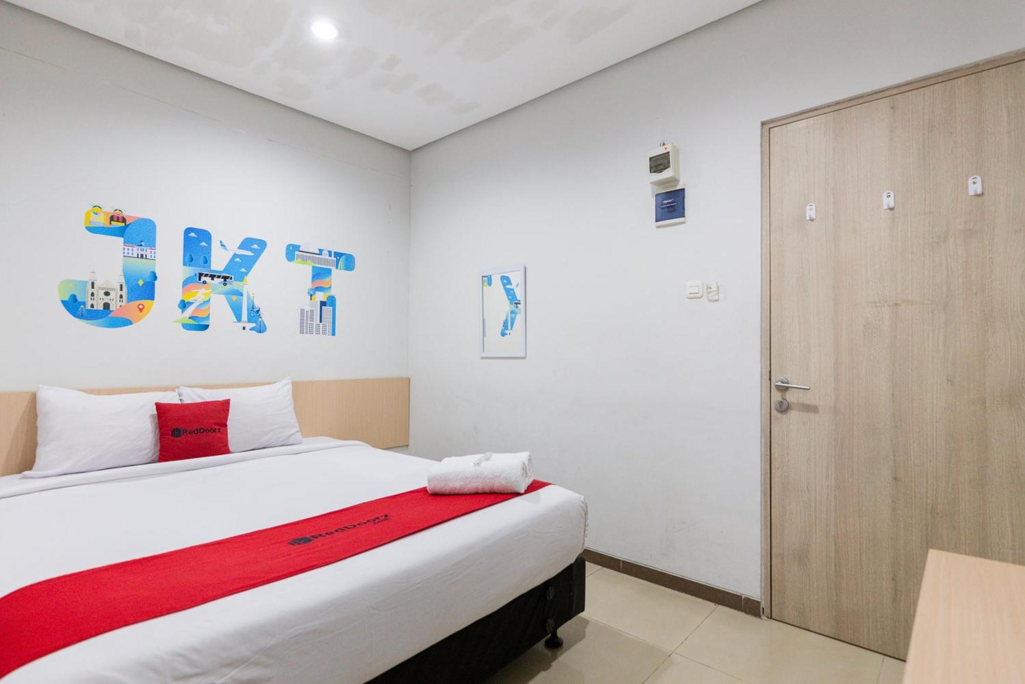 RedDoorz Plus Syariah near Mall Pondok Indah Jakarta Bagian luar foto