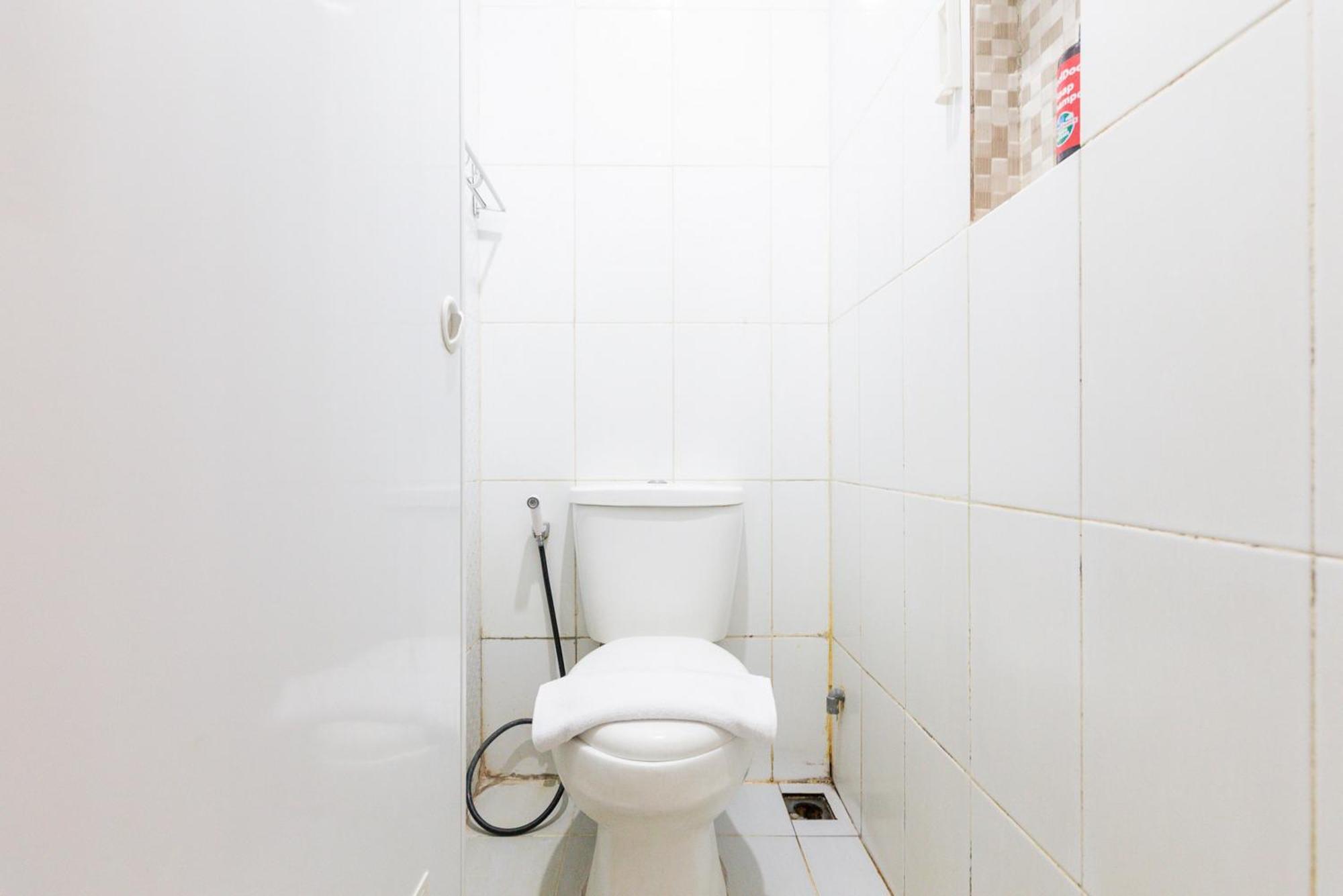 RedDoorz Plus Syariah near Mall Pondok Indah Jakarta Bagian luar foto