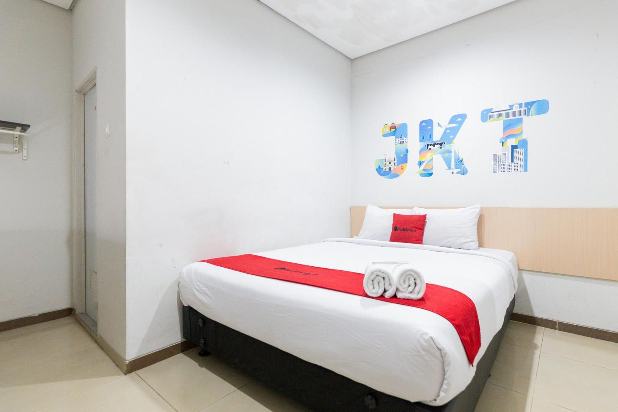RedDoorz Plus Syariah near Mall Pondok Indah Jakarta Bagian luar foto