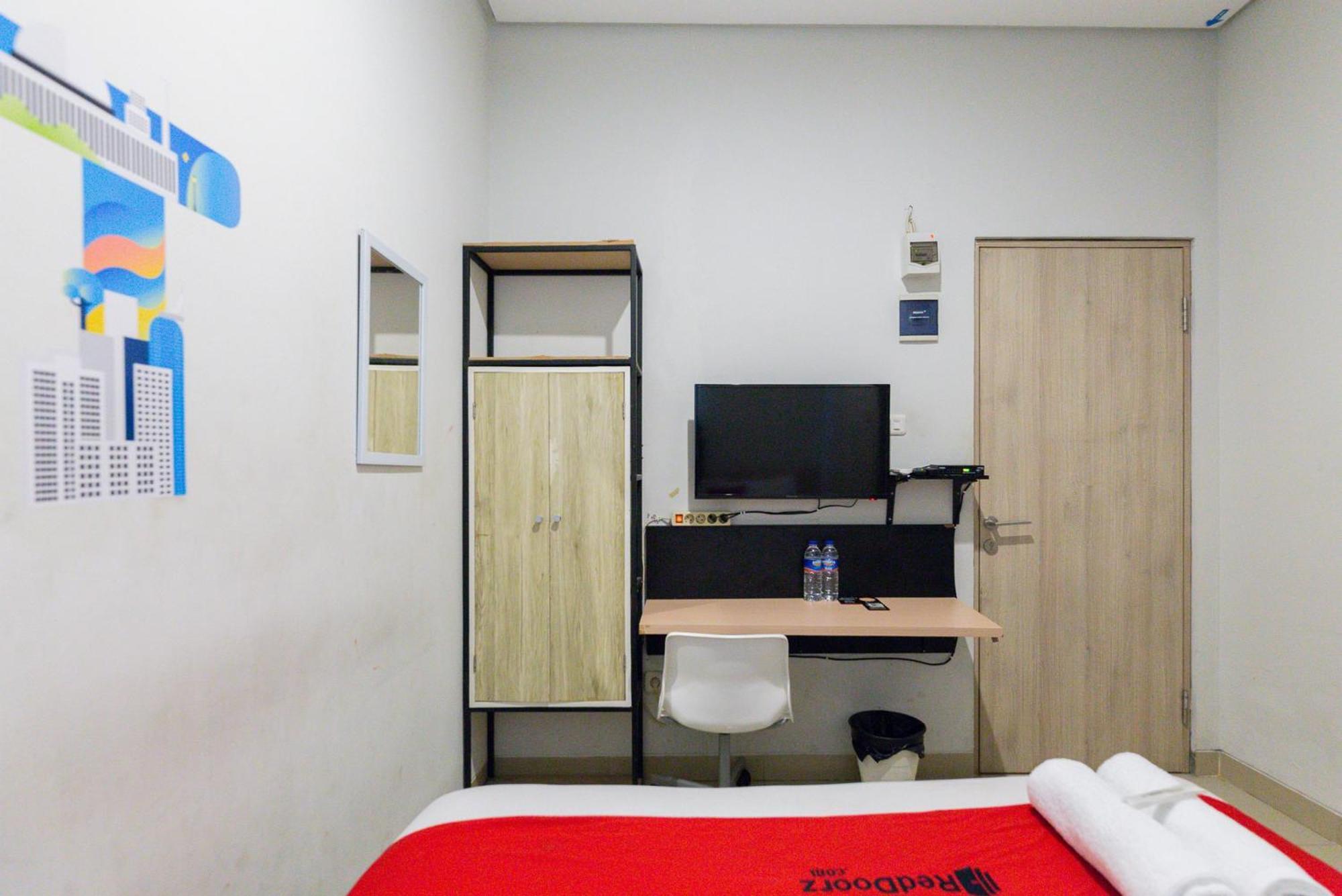 RedDoorz Plus Syariah near Mall Pondok Indah Jakarta Bagian luar foto