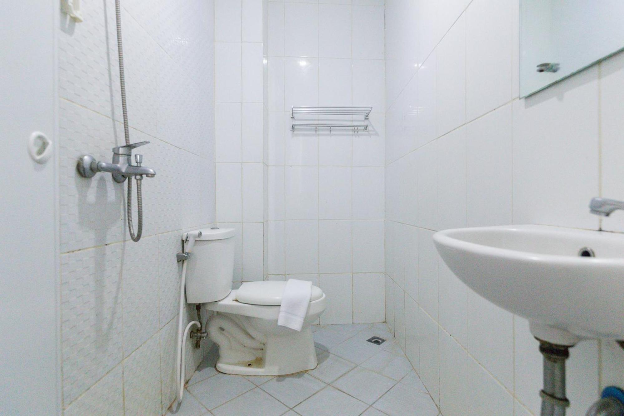 RedDoorz Plus Syariah near Mall Pondok Indah Jakarta Bagian luar foto