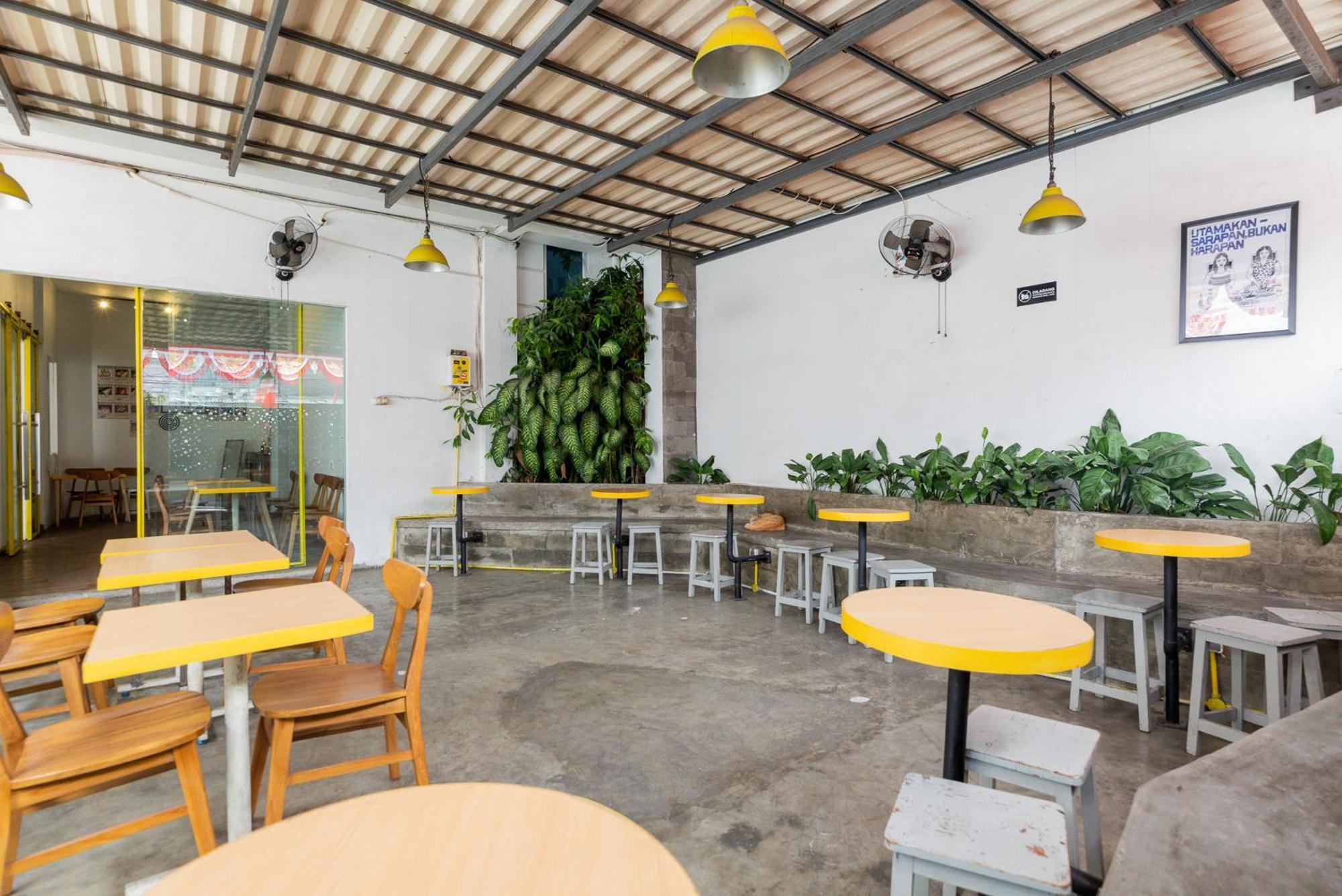 RedDoorz Plus Syariah near Mall Pondok Indah Jakarta Bagian luar foto