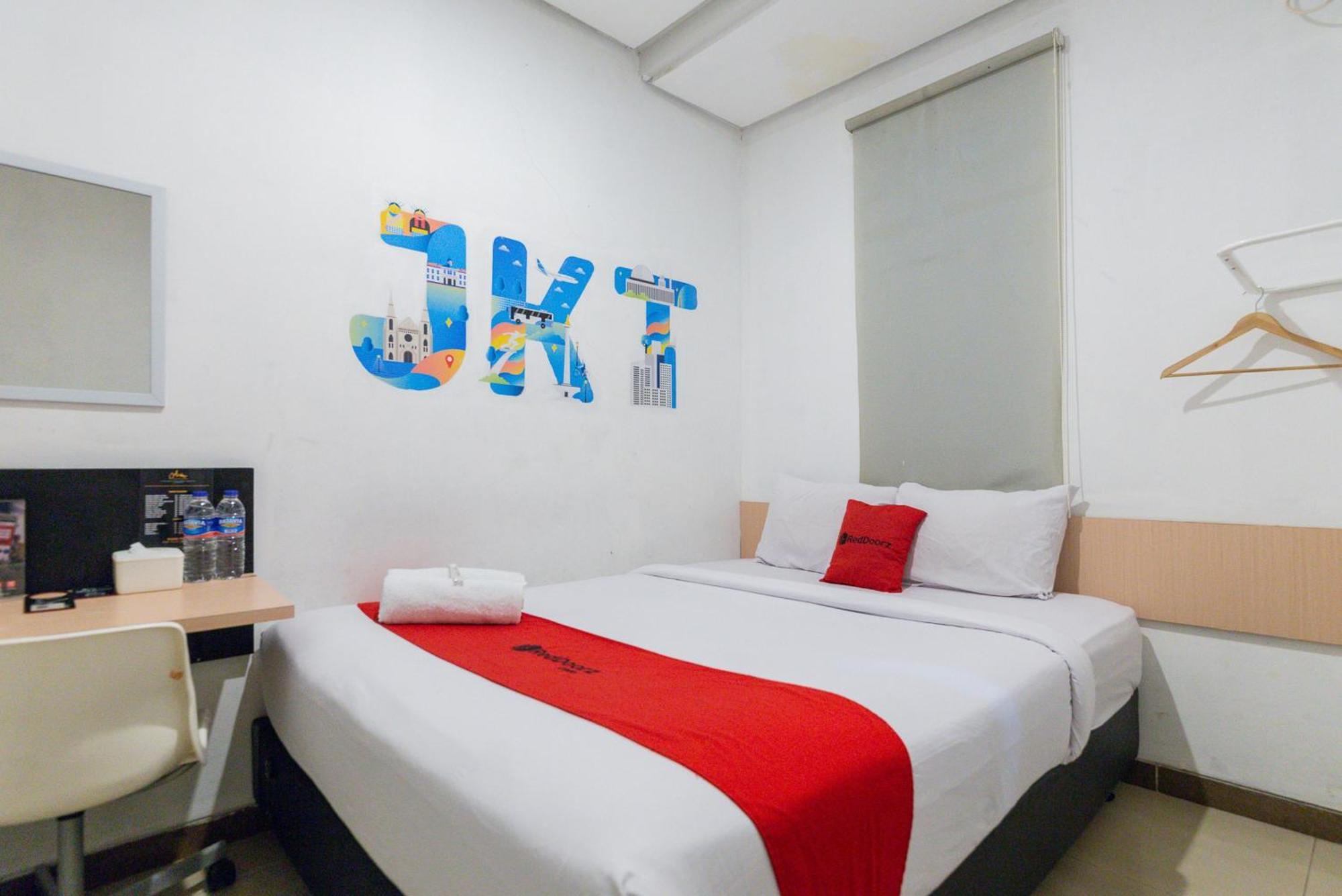 RedDoorz Plus Syariah near Mall Pondok Indah Jakarta Bagian luar foto
