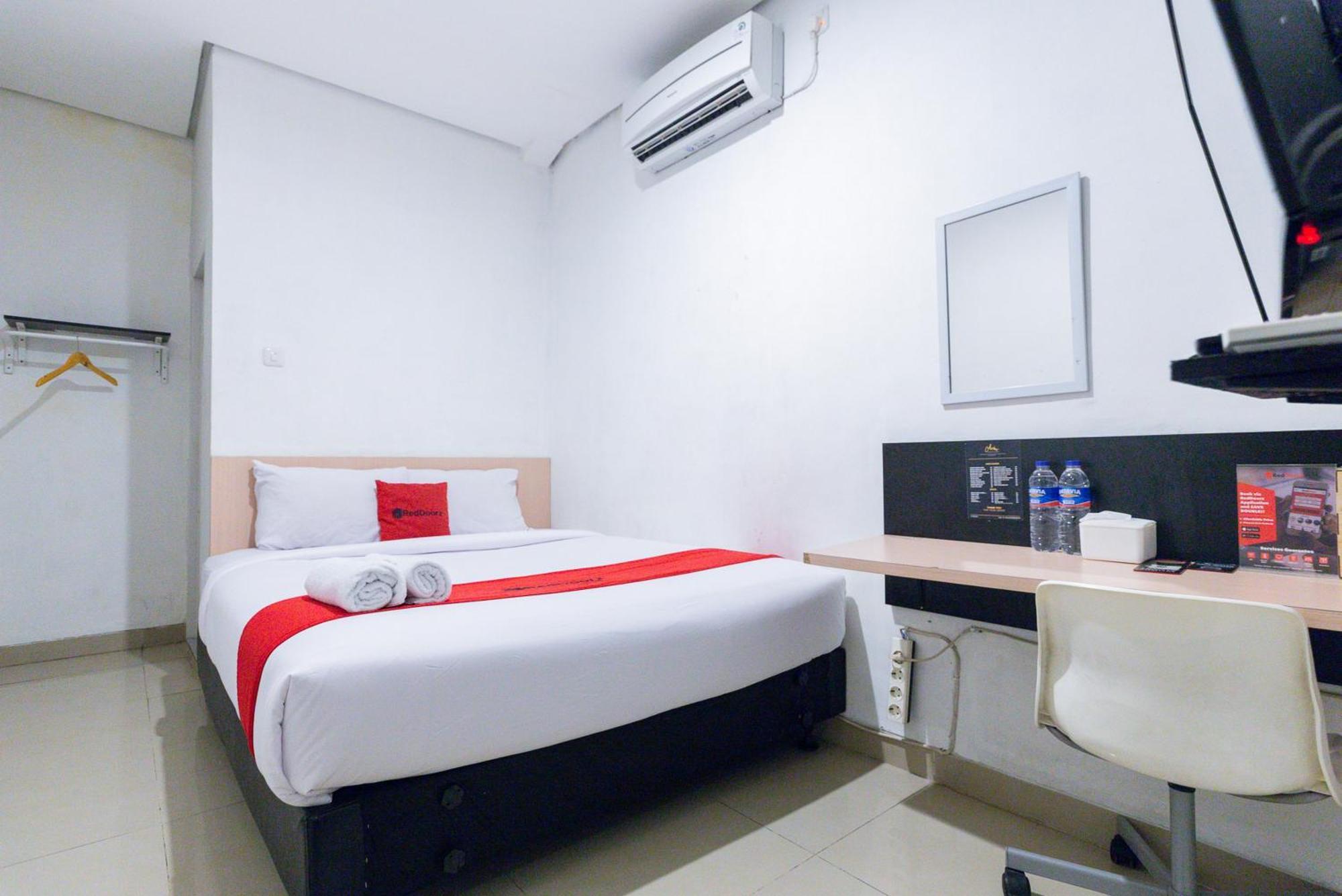 RedDoorz Plus Syariah near Mall Pondok Indah Jakarta Bagian luar foto