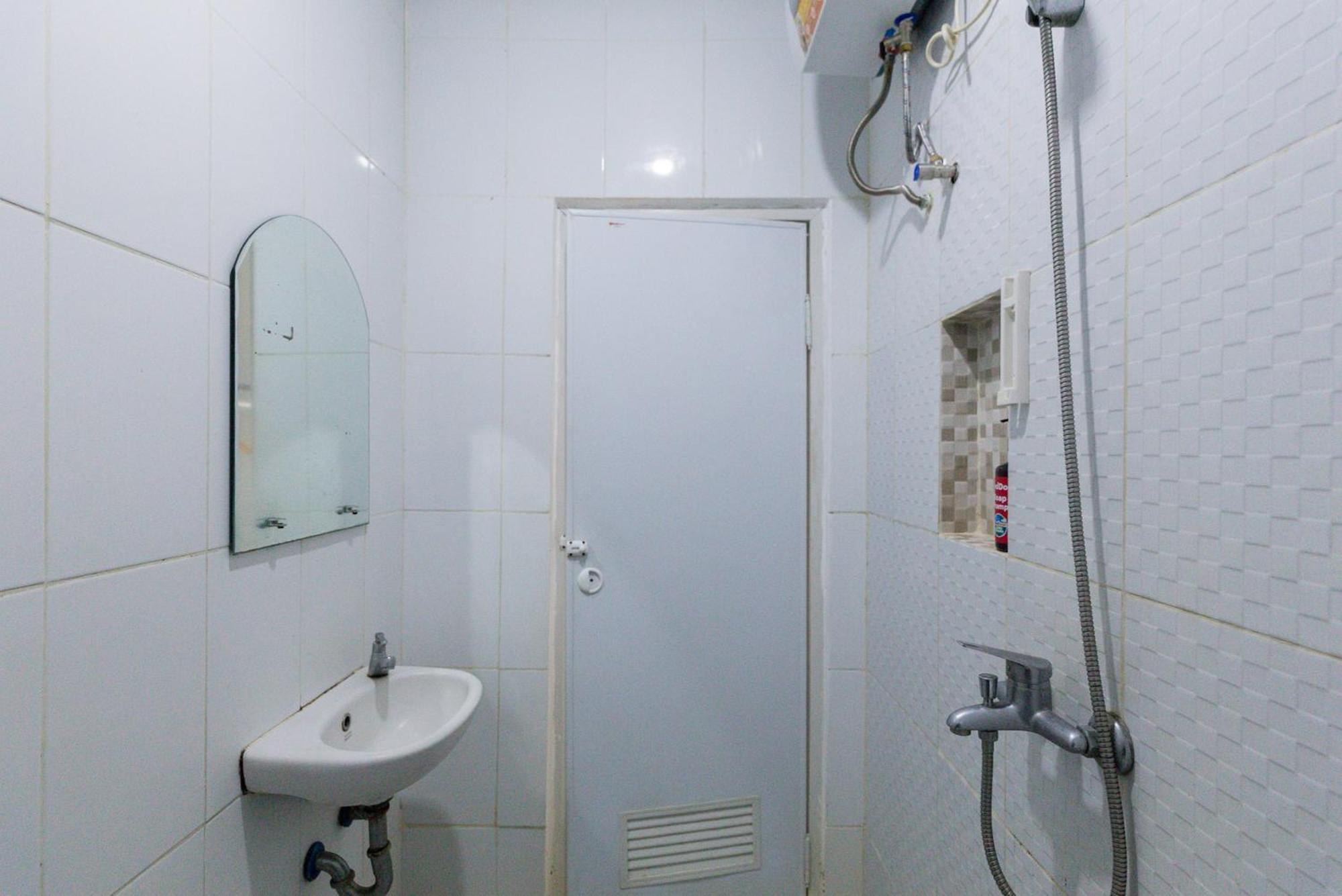 RedDoorz Plus Syariah near Mall Pondok Indah Jakarta Bagian luar foto