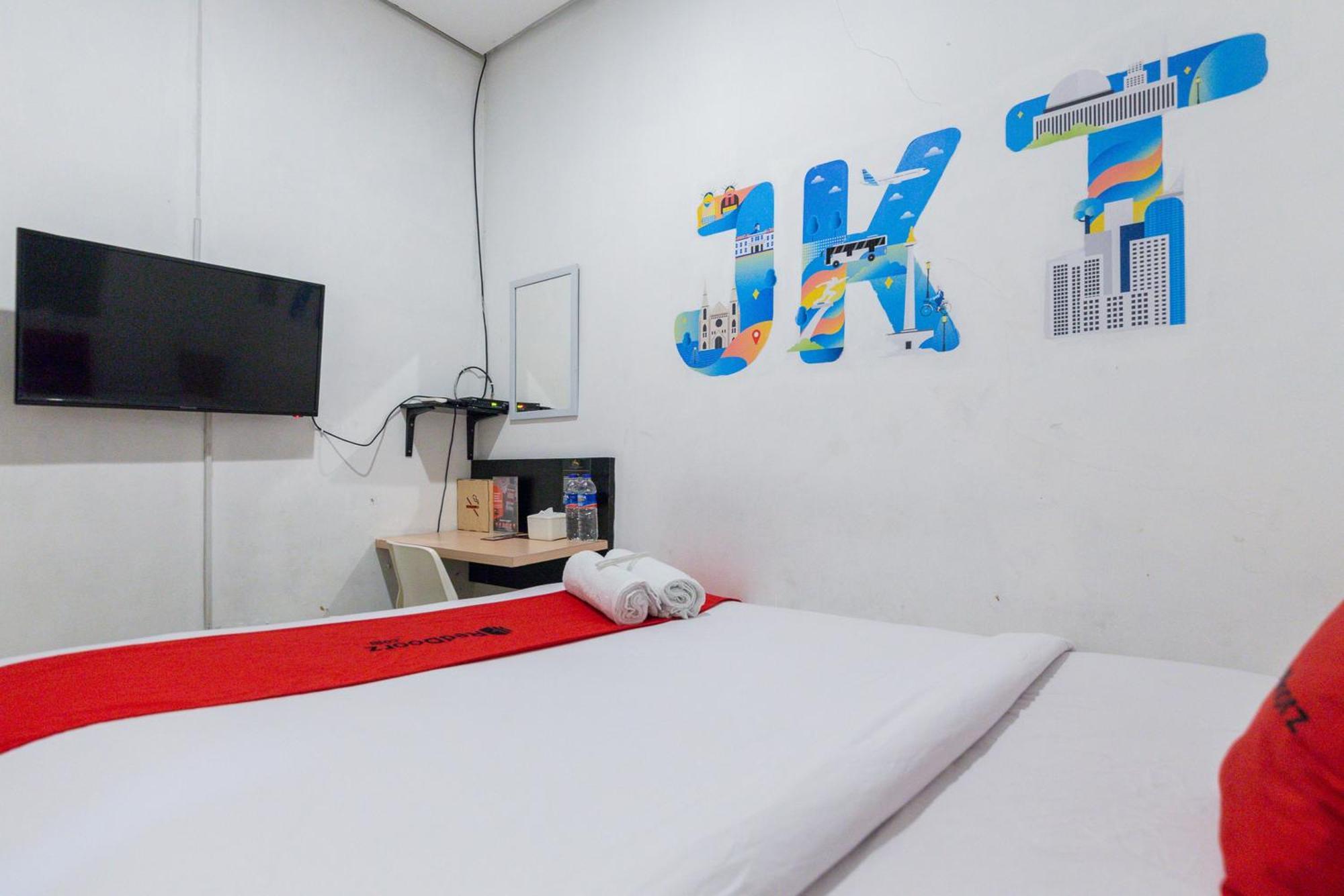 RedDoorz Plus Syariah near Mall Pondok Indah Jakarta Bagian luar foto