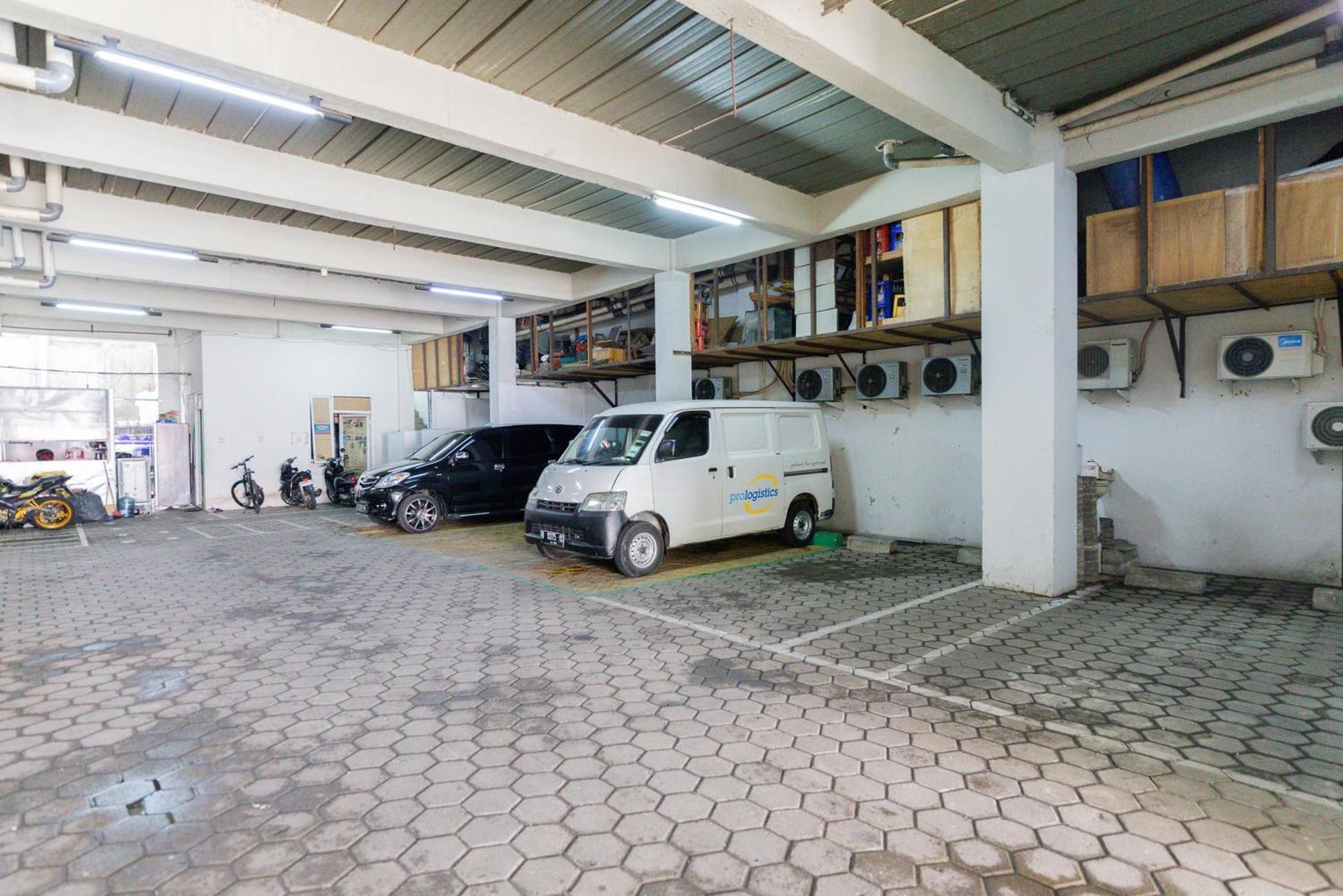 RedDoorz Plus Syariah near Mall Pondok Indah Jakarta Bagian luar foto