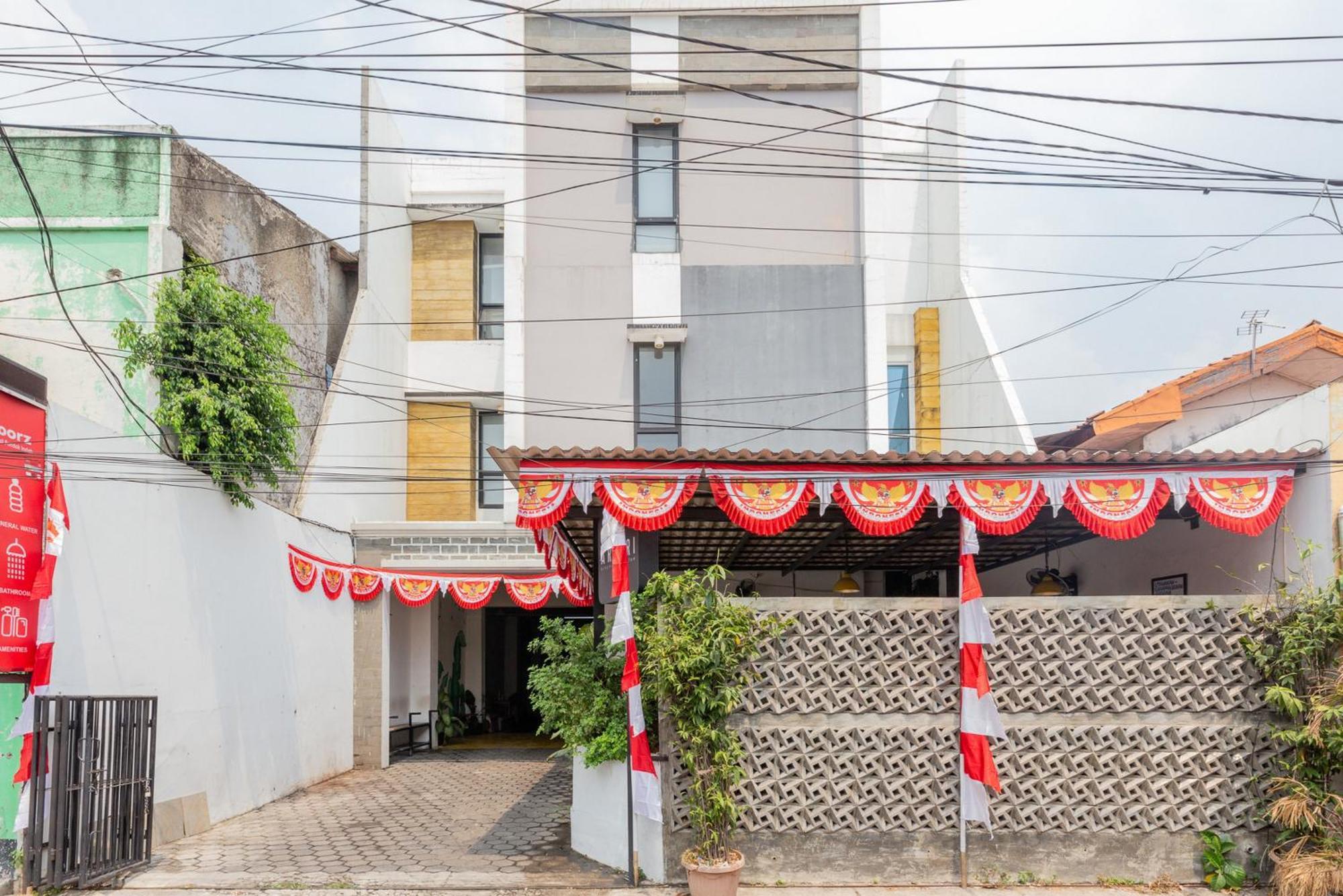RedDoorz Plus Syariah near Mall Pondok Indah Jakarta Bagian luar foto