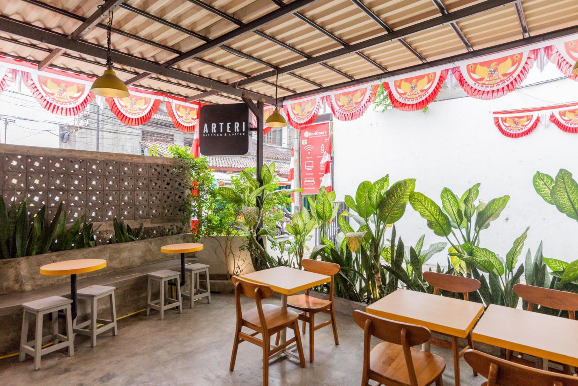RedDoorz Plus Syariah near Mall Pondok Indah Jakarta Bagian luar foto